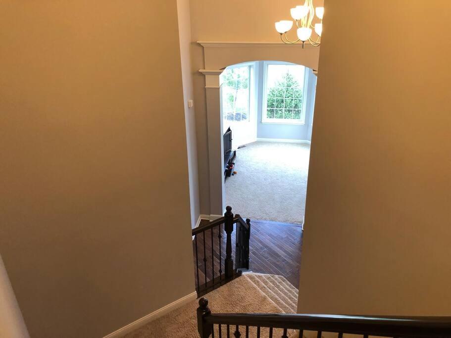 Lakefront view 5 bedroom home with basement - Housity