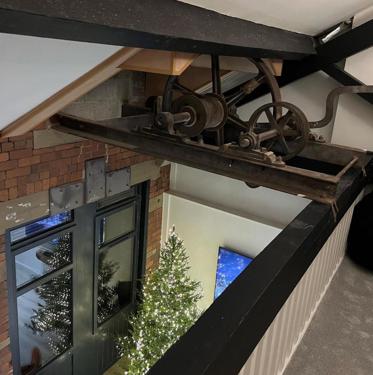 EXCLUSIVE and MODERN - Bradford City Centre- 85" Cinema TV - Housity