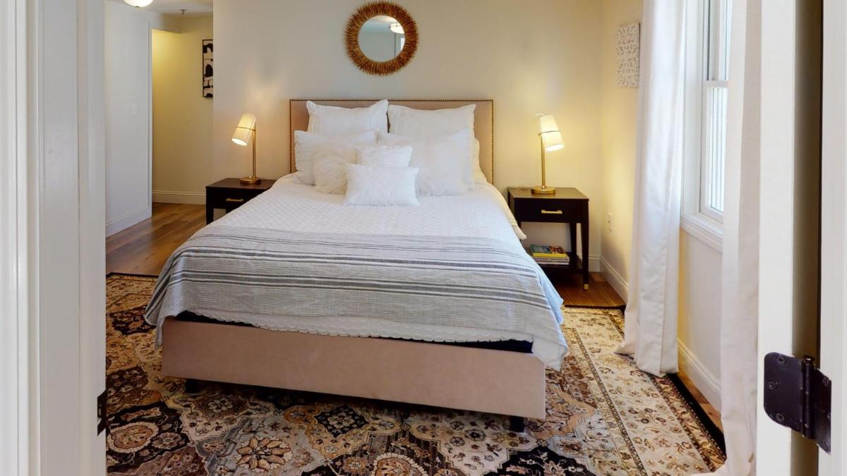 Downtown Upstairs - 26 Church Street - Housity