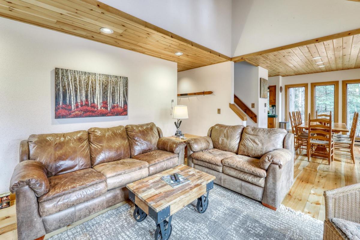 Sunny Mountainside Chalet - Housity