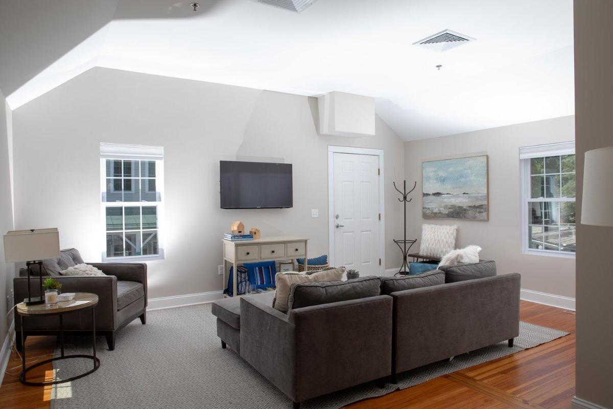 Downtown Upstairs - 67 Church Street - Housity