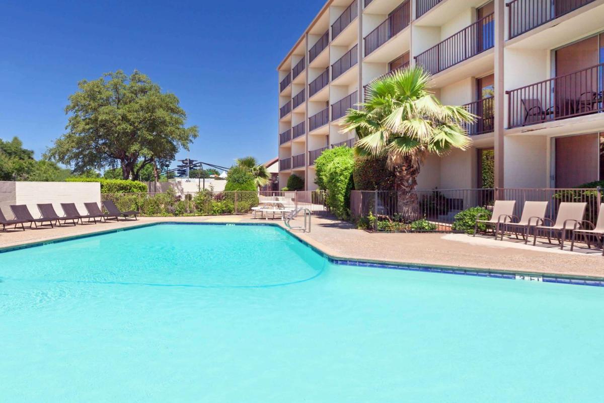 Howard Johnson by Wyndham Arlington Ballpark / Six Flags - Housity