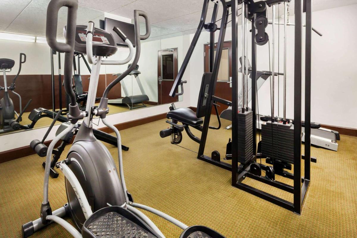 Howard Johnson by Wyndham Arlington Ballpark / Six Flags - Housity