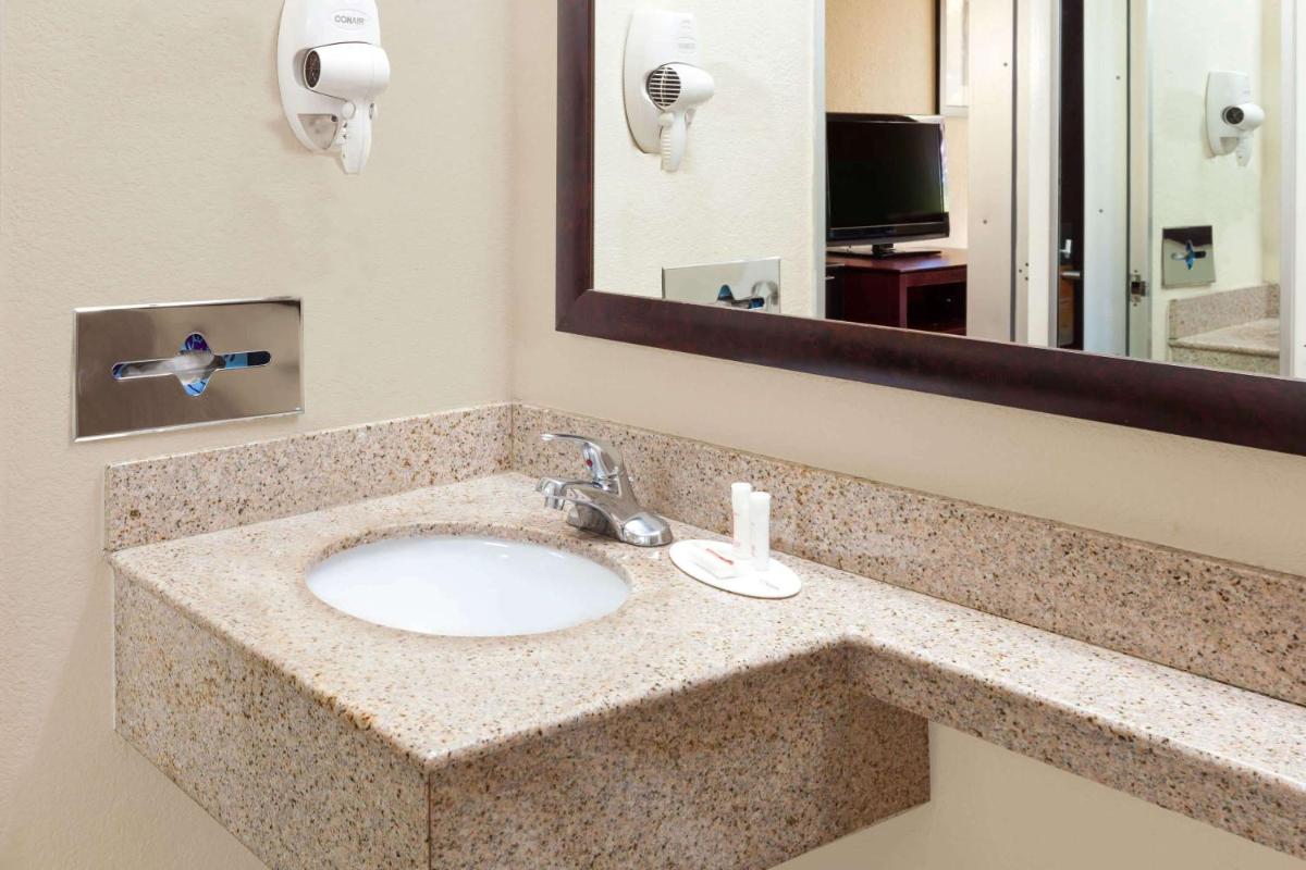Howard Johnson by Wyndham Arlington Ballpark / Six Flags - Housity