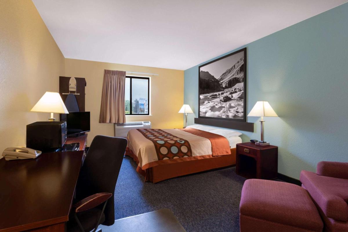 Super 8 by Wyndham Helena - Housity