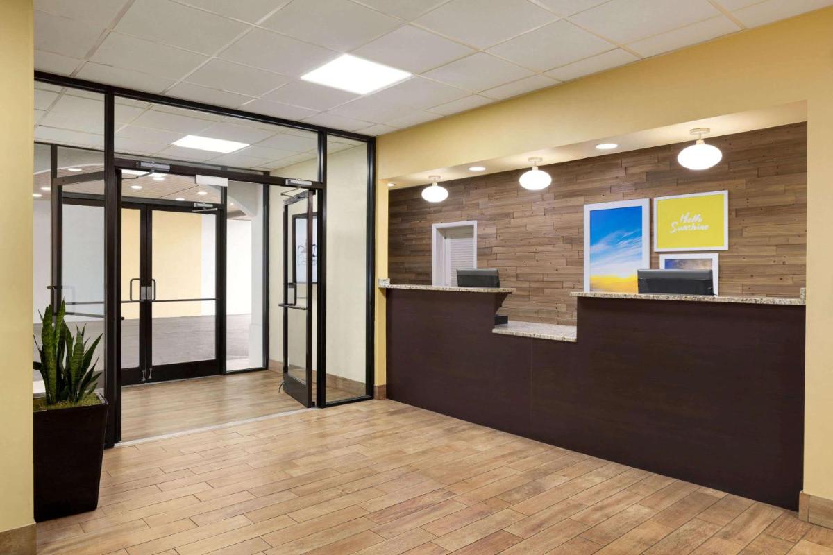 Hotel Bo, a Days Inn by Wyndham Chattanooga Downtown - Housity