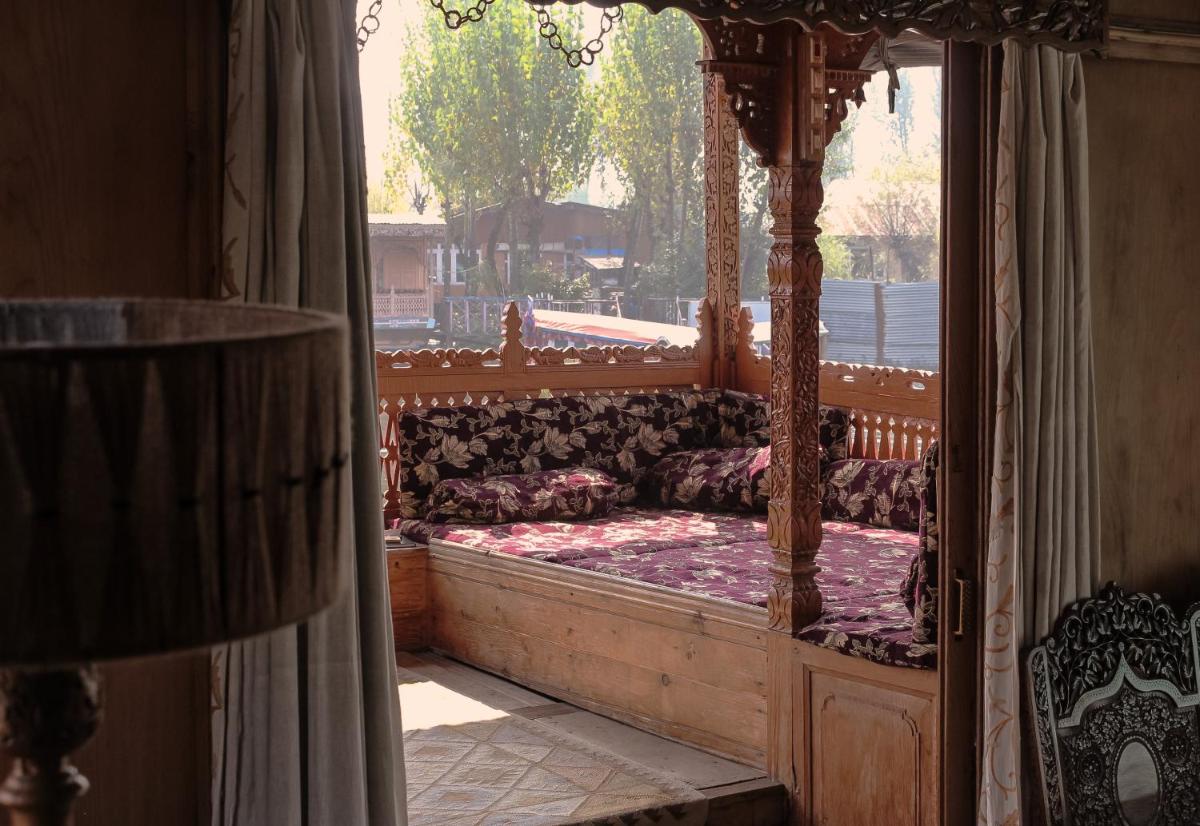Suitetrails - Omar Khayam HouseBoat Retreat