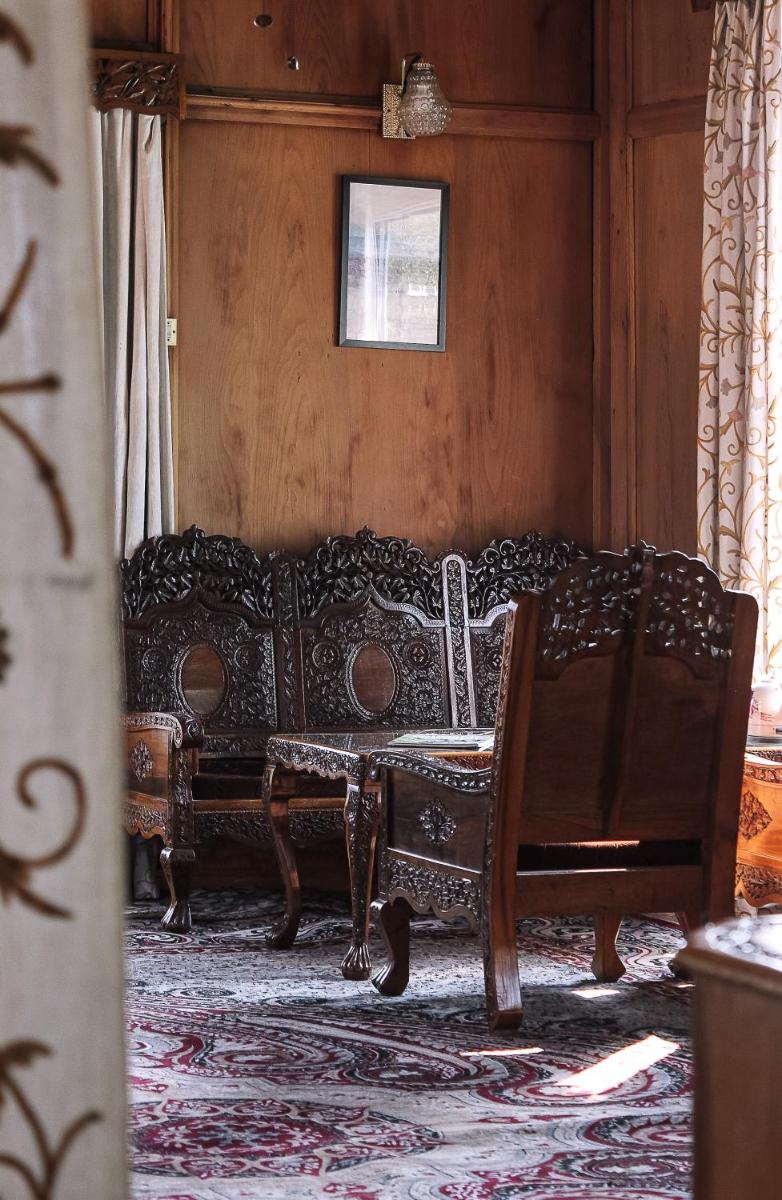 Suitetrails - Omar Khayam HouseBoat Retreat