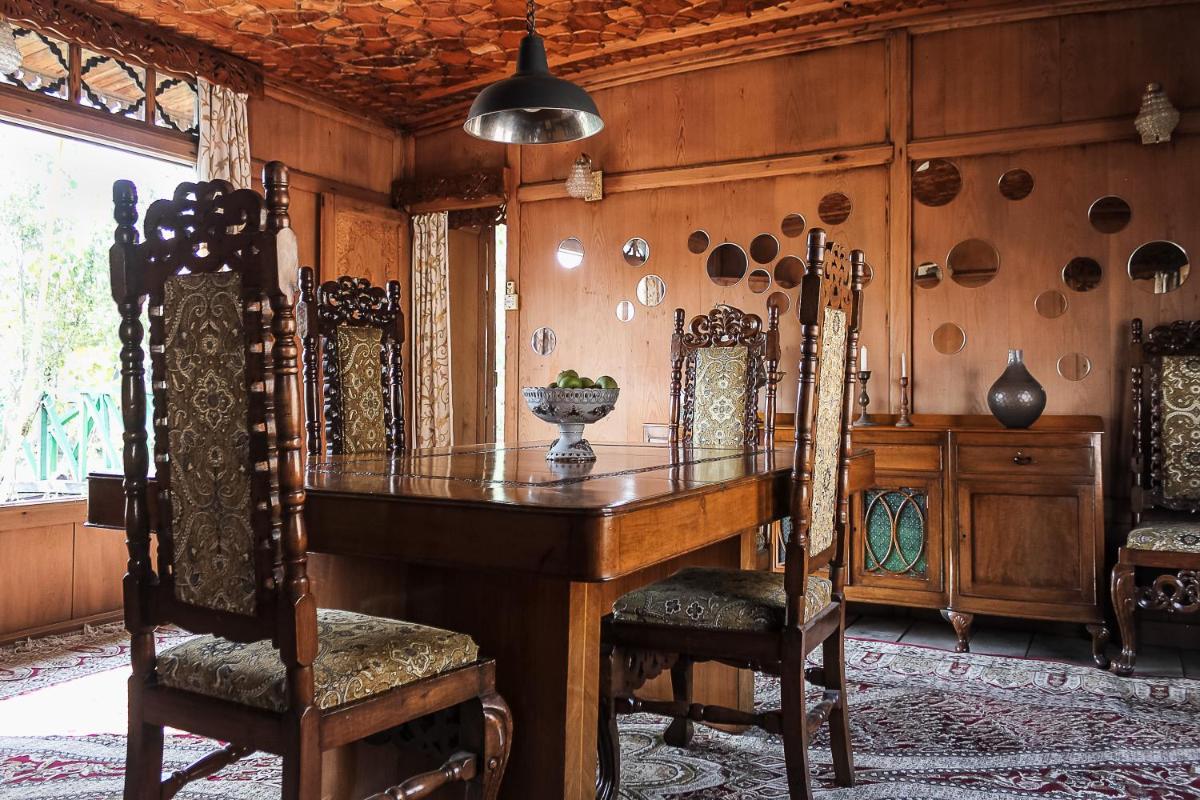 Suitetrails - Omar Khayam HouseBoat Retreat