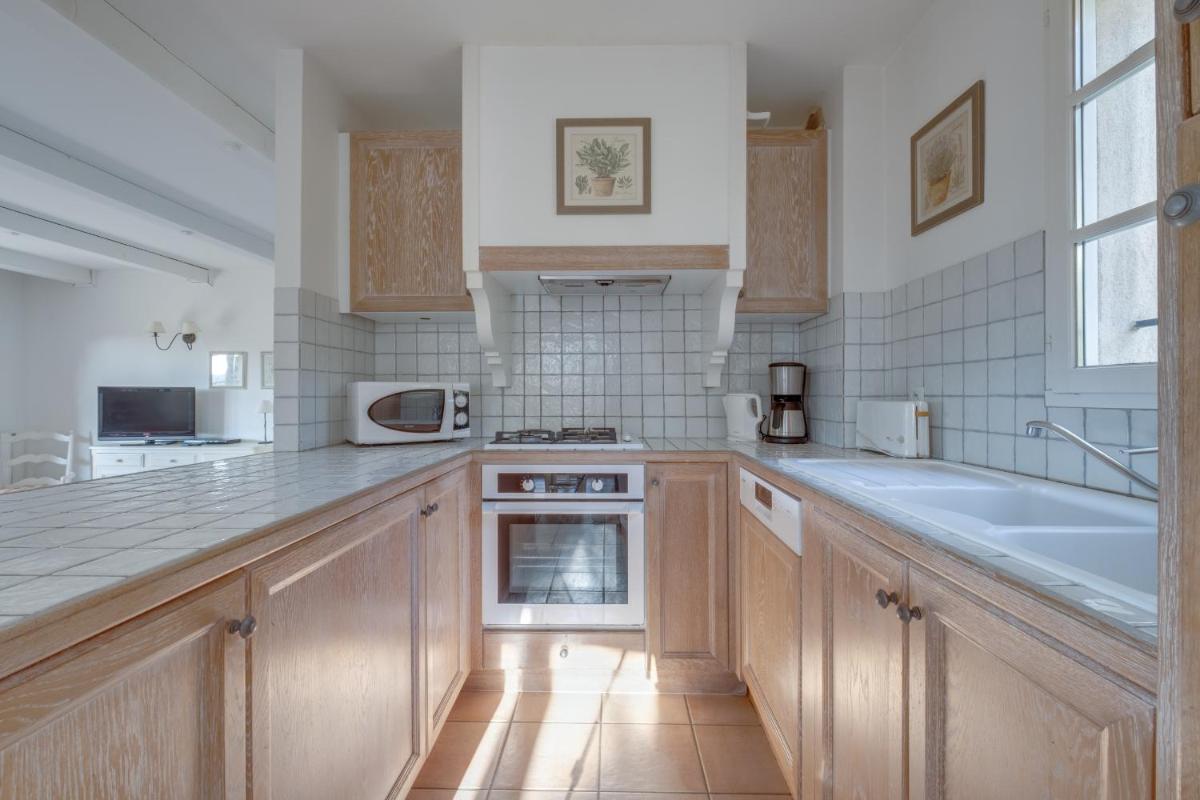 Cuisine ou kitchenette dans l'établissement Les Appartements et Maisons du Domaine de Saint Endréol Golf & Spa Resort