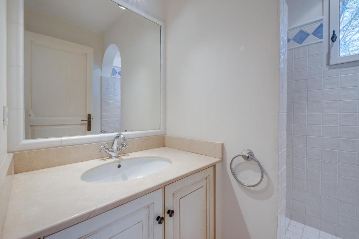 Salle de bains dans l'établissement Les Appartements et Maisons du Domaine de Saint Endréol Golf & Spa Resort