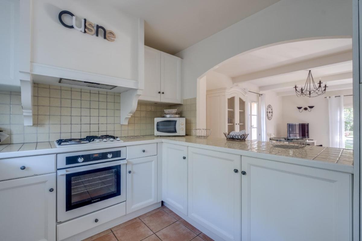 Cuisine ou kitchenette dans l'établissement Les Appartements et Maisons du Domaine de Saint Endréol Golf & Spa Resort