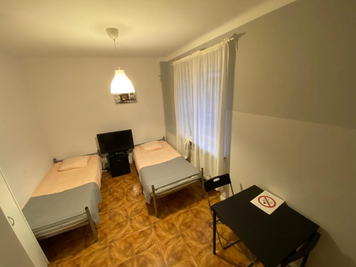 Pokoje Warszawa Modlinska 267 No 2 - Housity