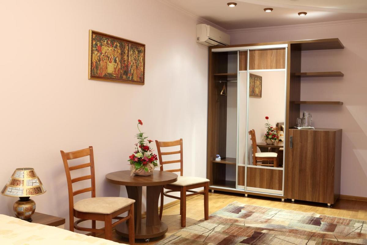 Hotel BACHUS - Housity