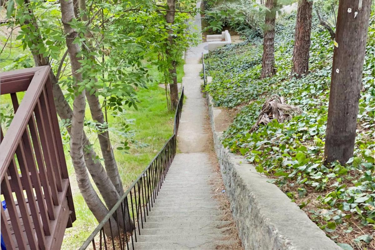 Secret Stairs Apt #2 - Hizvo