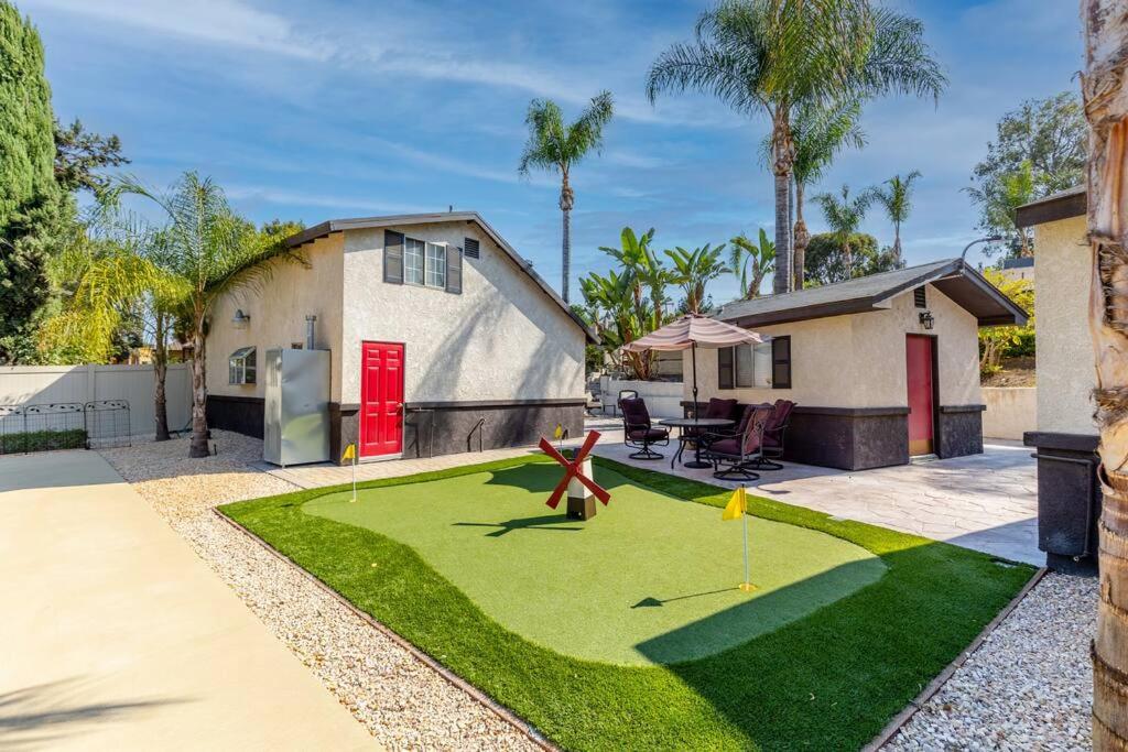 PRIVATE PICKLEBALL, POOL AND PALMS RESORT - Housity