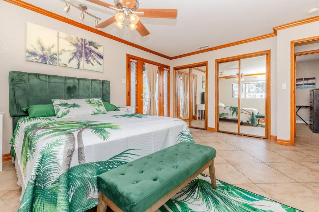 PRIVATE PICKLEBALL, POOL AND PALMS RESORT - Housity