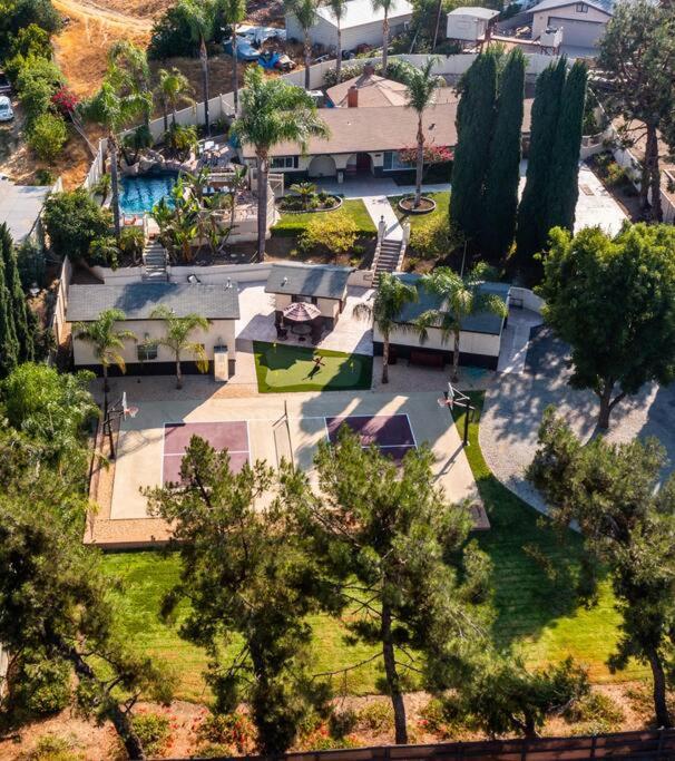PRIVATE PICKLEBALL, POOL AND PALMS RESORT - Housity