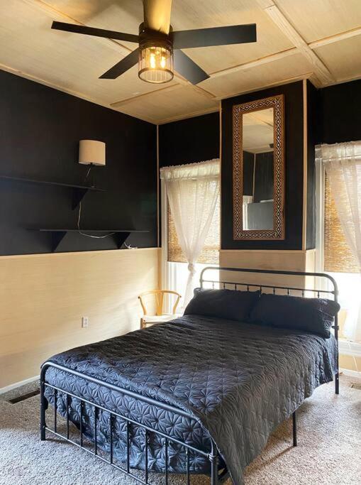 Downtown Retro Retreat # 2 - Housity