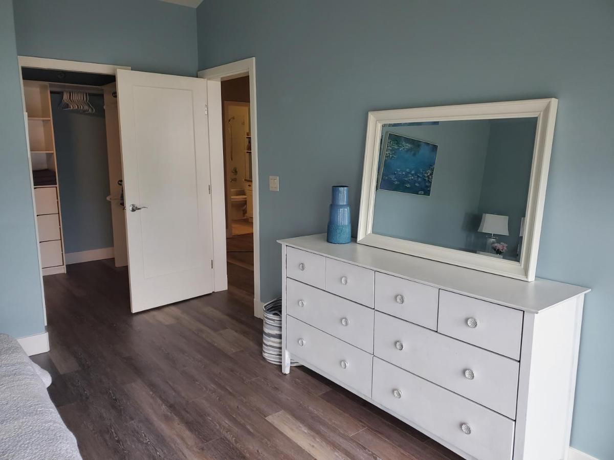 Wine Country Luxury Waterfront Condo - Housity