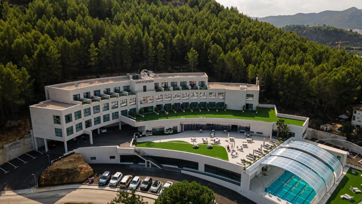 Una vista aérea de un edificio con piscina. en Syncrosfera Fitness & Spa Health Hotel Boutique, en Pedreguer