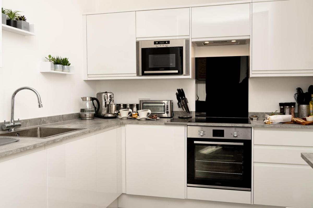 THE PALMS Lux living Condo B'mouth Town Centre & Beach - Housity