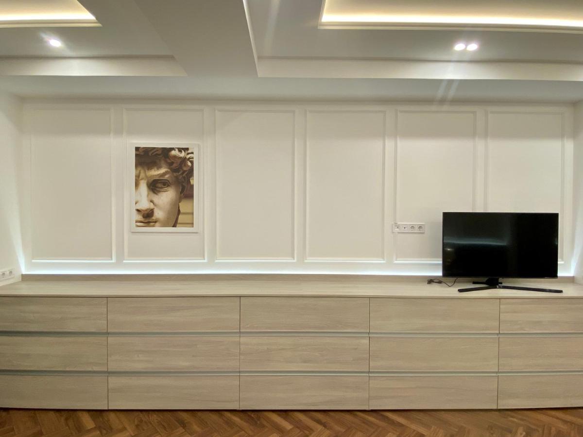 Suitetrails - Modern Classic 2 bedroom apartment near Most City