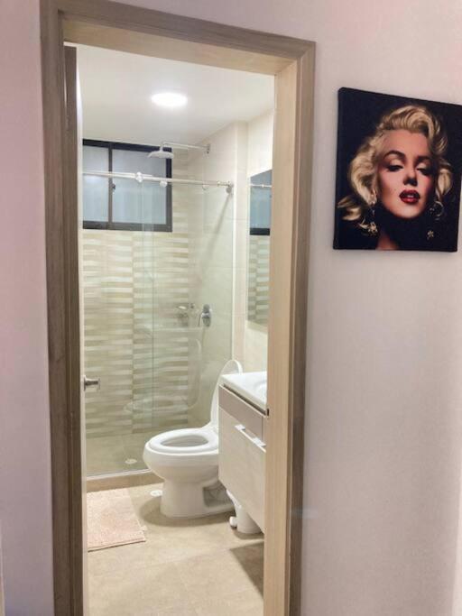 Hermoso Apartamento en el Rodadero, a tan sólo una cuadra de la playa! - Housity