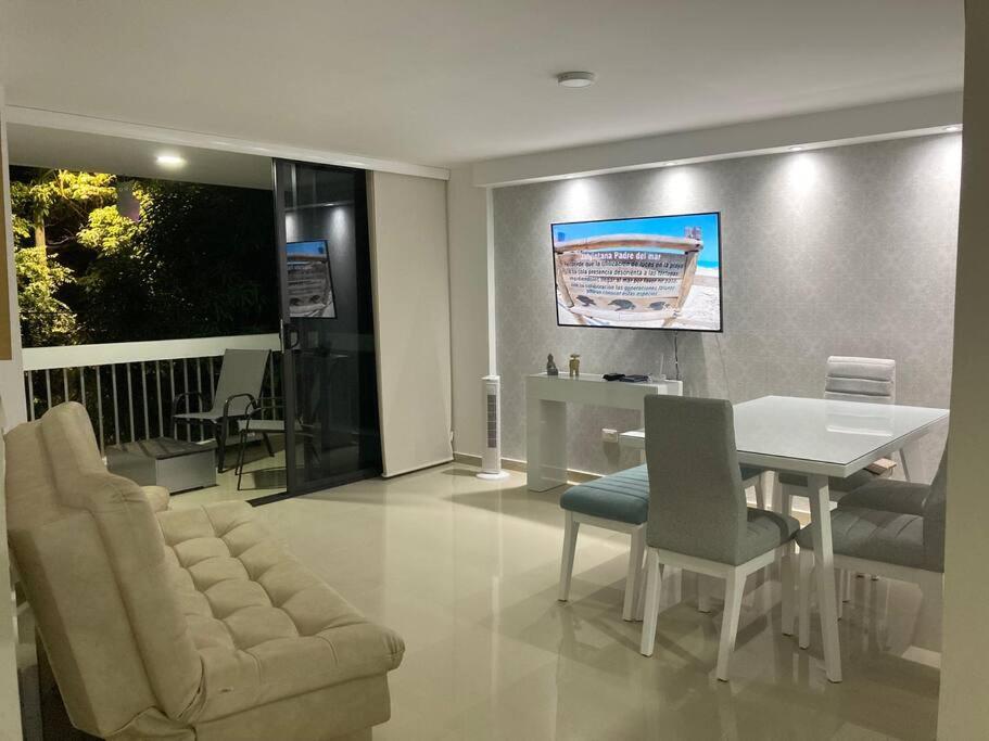 Hermoso Apartamento en el Rodadero, a tan sólo una cuadra de la playa! - Housity
