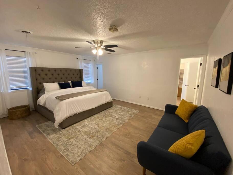 Large Modern Family Home! - Housity
