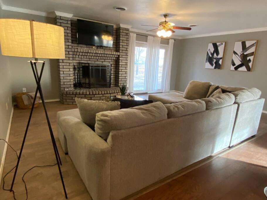 Large Modern Family Home! - Housity