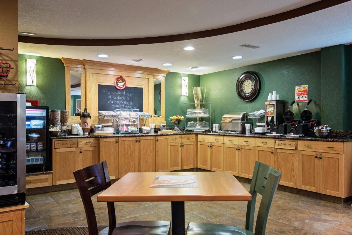 AmericInn by Wyndham Newton - Housity