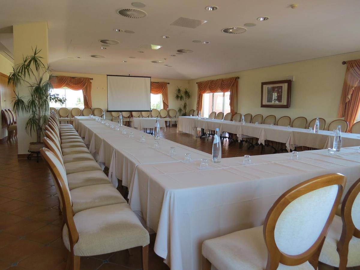 uma fileira de mesas e cadeiras em uma sala em Boavista Golf & Spa - Bela Colina Holidays em Lagos mais 54 fotografias