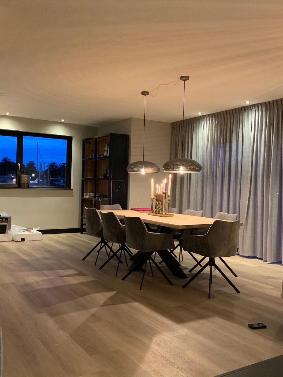 New high end waterfront family villa - Housity