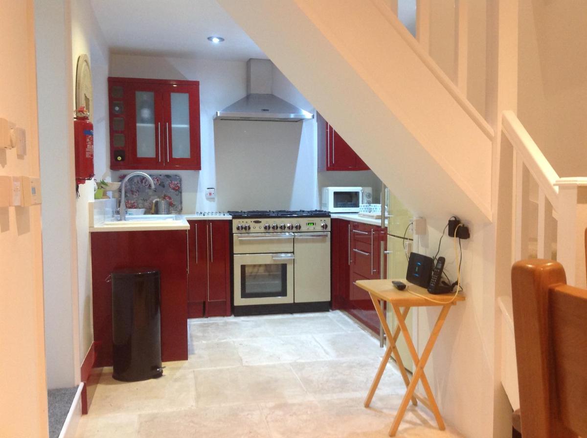 Large cottage, 3 beds all en-suite, small village location overlooking Mousehole - Housity