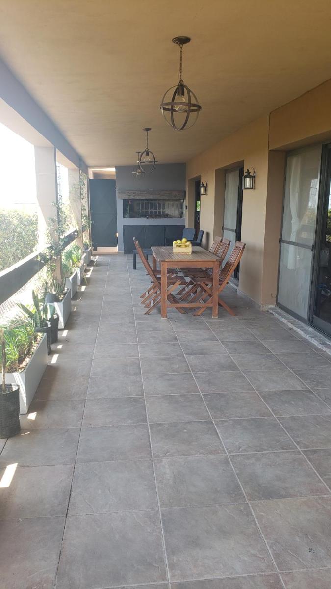 Casa con pileta en barrio privado - Housity