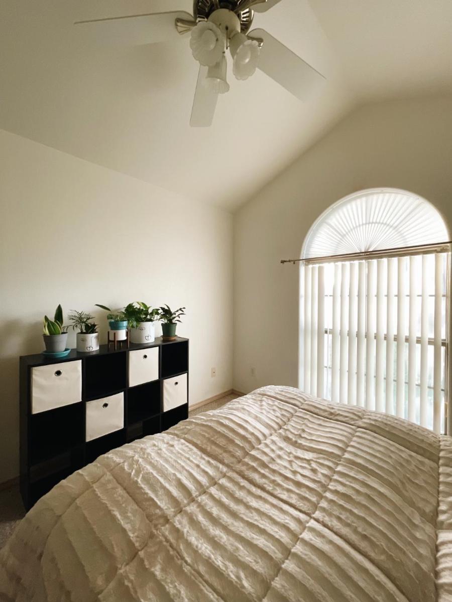 Cozy Queen Bed + Amenities and Parking Included - Housity
