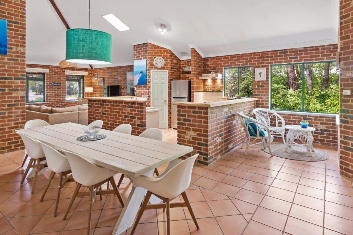 Berties Beach House - Housity