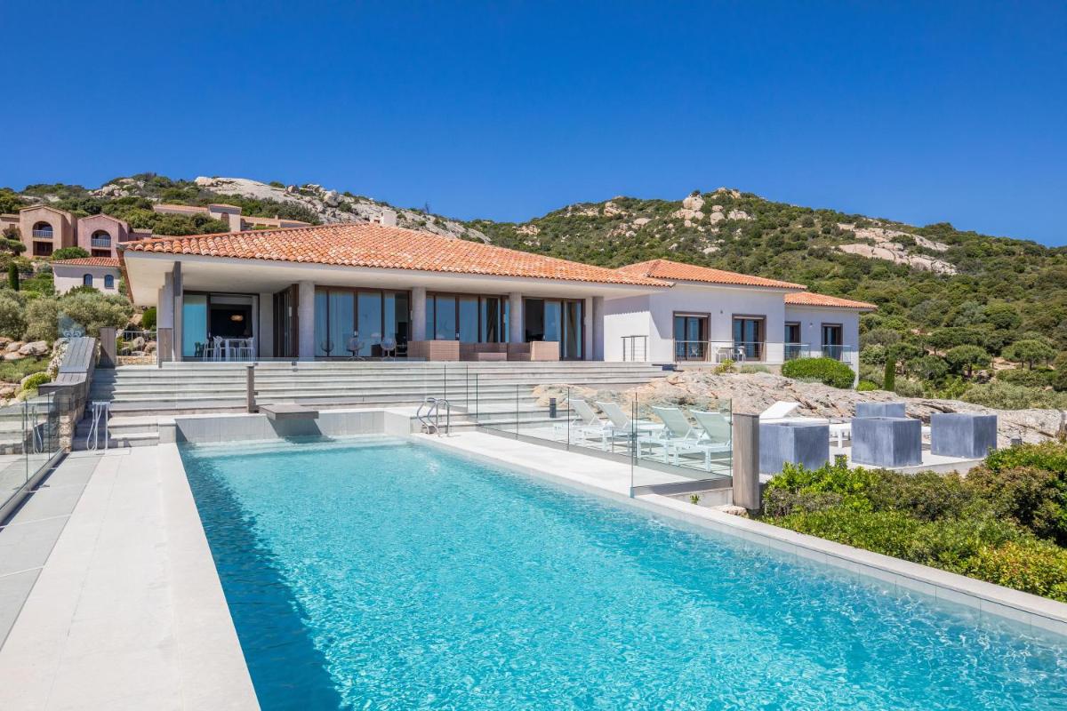une piscine devant une maison dans l'établissement La Villa Calvi, à Calvi