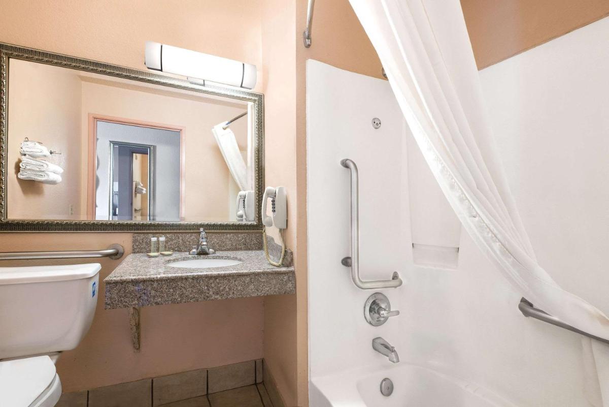 Super 8 by Wyndham San Antonio/I-35 North - Housity