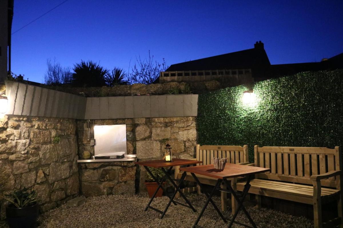 Large cottage, 3 beds all en-suite, small village location overlooking Mousehole - Housity
