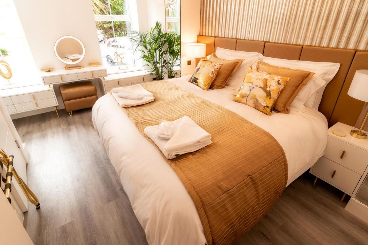 THE PALMS Lux living Condo B'mouth Town Centre & Beach - Housity