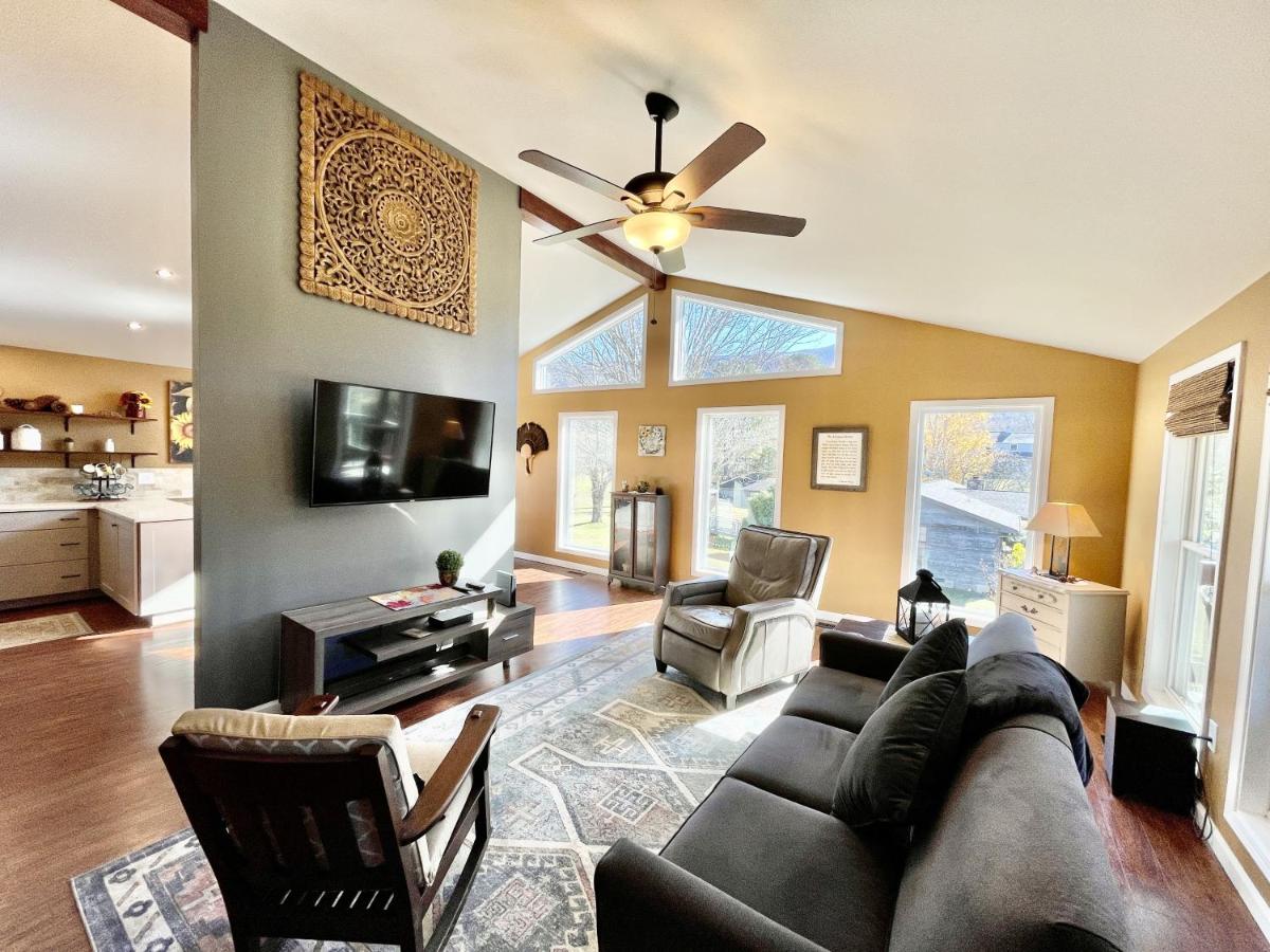 Wearadise Mountain Views Home with Hot Tub - Housity