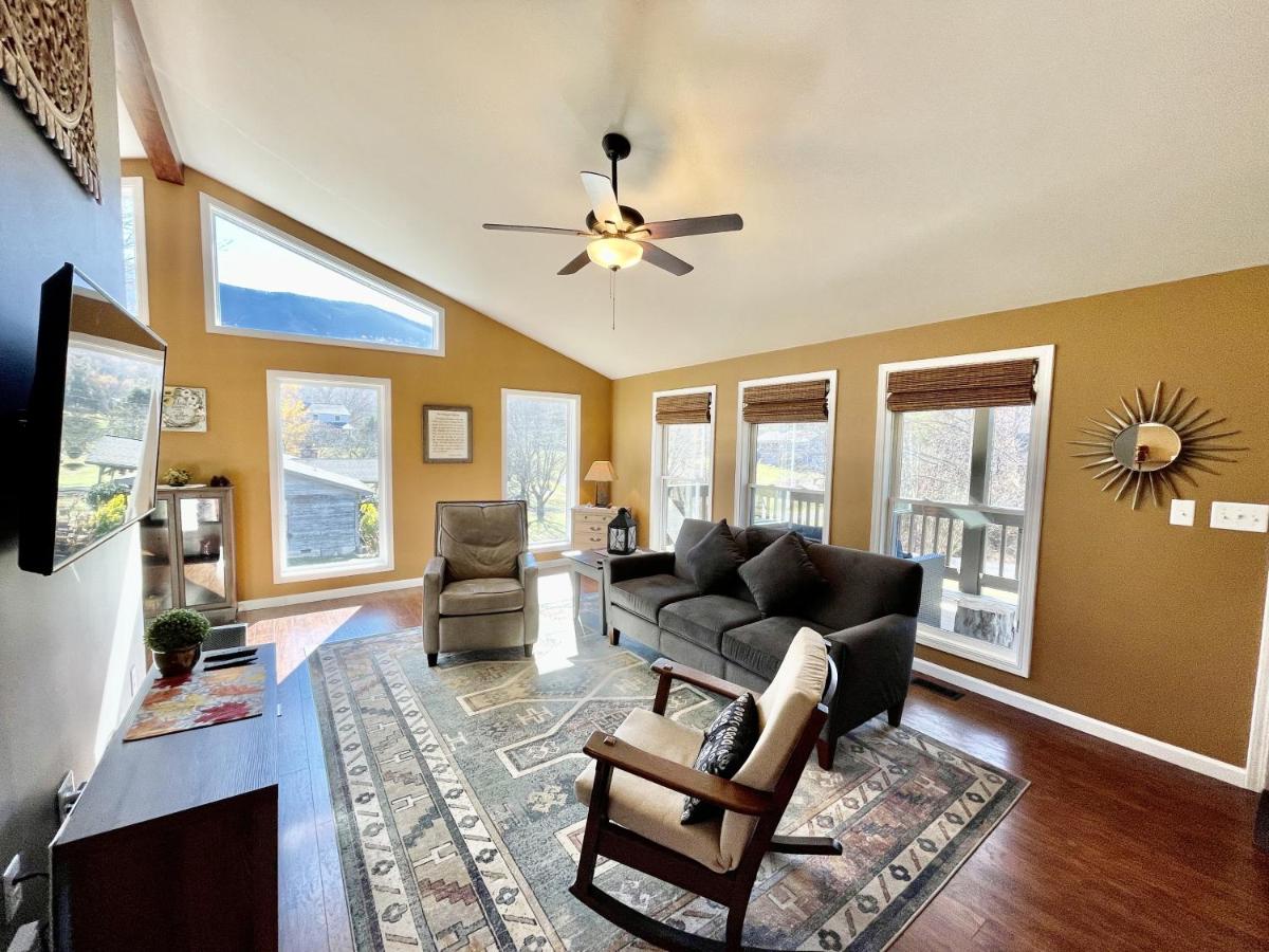 Wearadise Mountain Views Home with Hot Tub - Housity