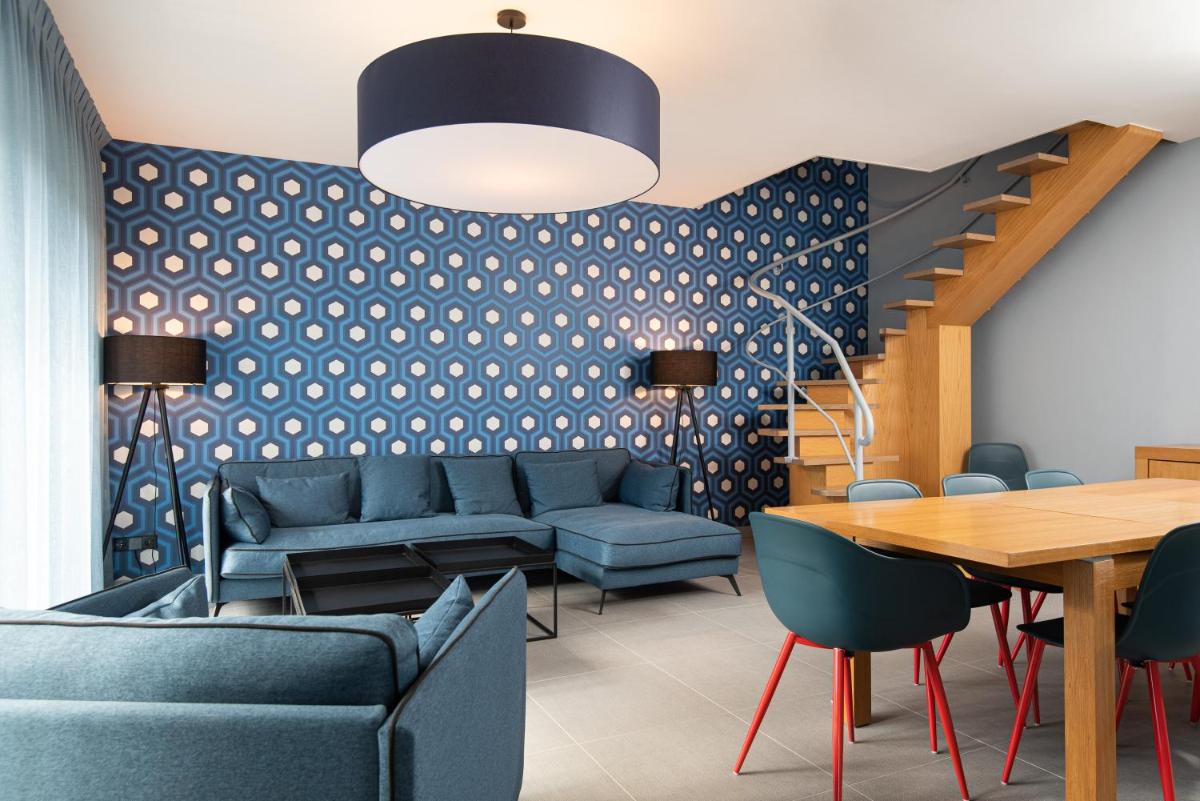 Coin salon dans l'établissement Hôtel Montmorency & Spa