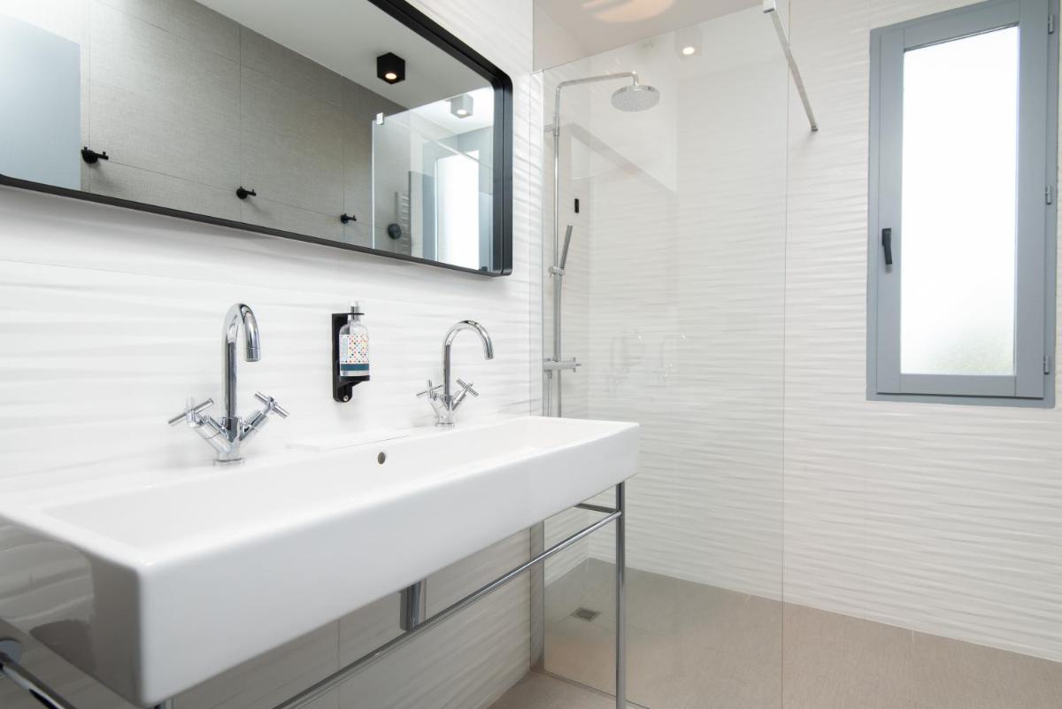 Salle de bains dans l'établissement Hôtel Montmorency & Spa