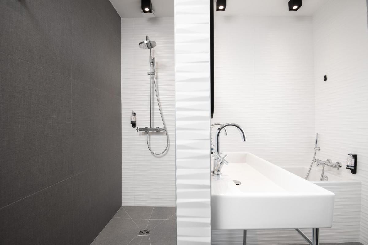 Salle de bains dans l'établissement Hôtel Montmorency & Spa