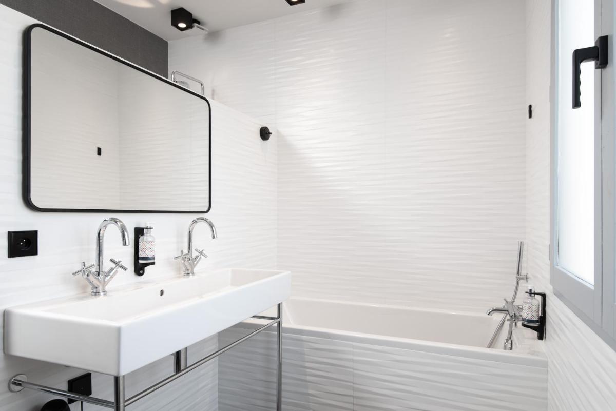 Salle de bains dans l'établissement Hôtel Montmorency & Spa