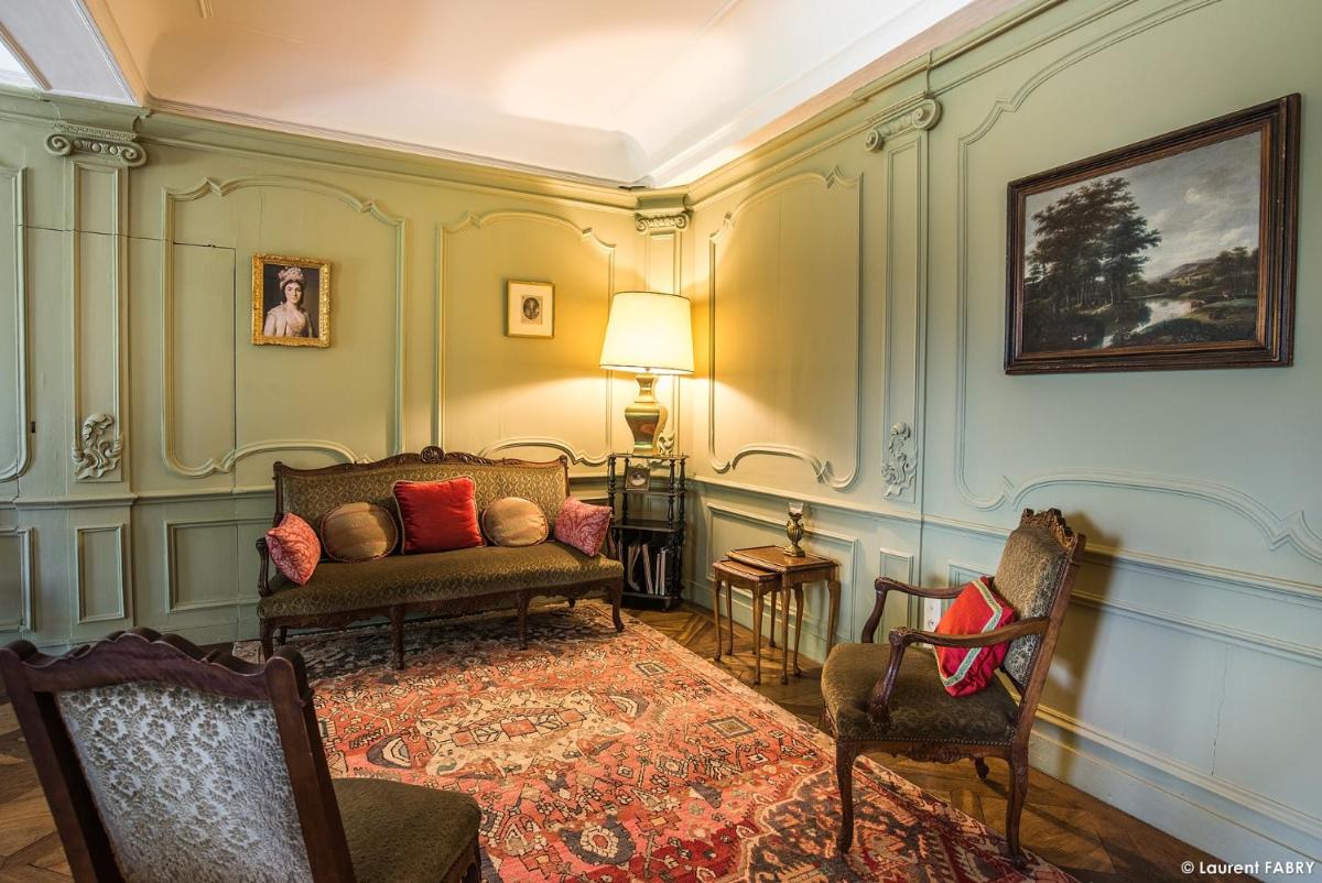 Coin salon dans l'établissement Château de Maillat
