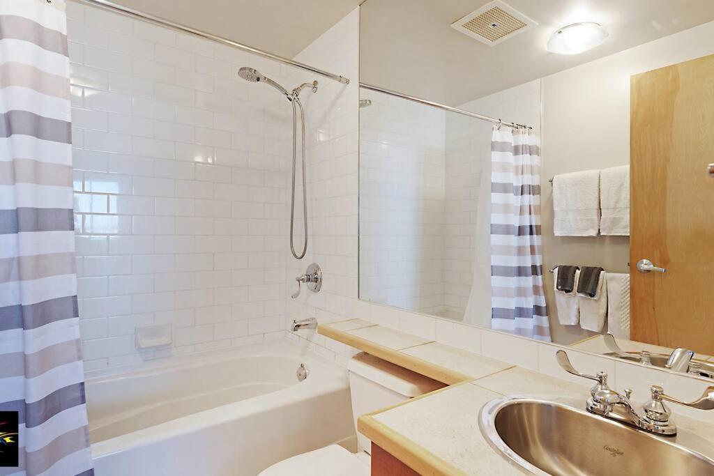 The Mermaid Lounge - 1 Bed Oceanfront Suite - Housity